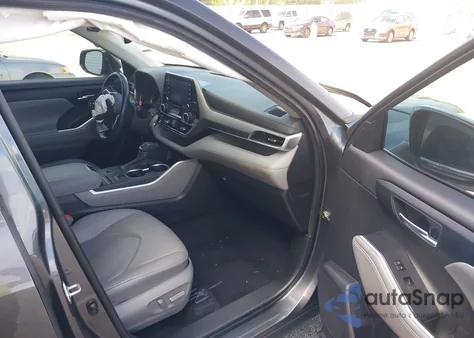 2022 Toyota Highlander Xle z USA, uszkodzony, nr VIN 5TDGZRAH2NS559325